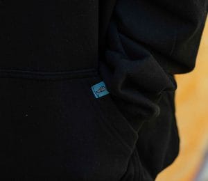 Sudadera ROTULISTA PATINA COMO NIÑA! cuello redondo negro. - Imagen 2