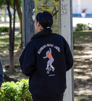 Sudadera ROTULISTA PATINA COMO NIÑA! cuello redondo negro.